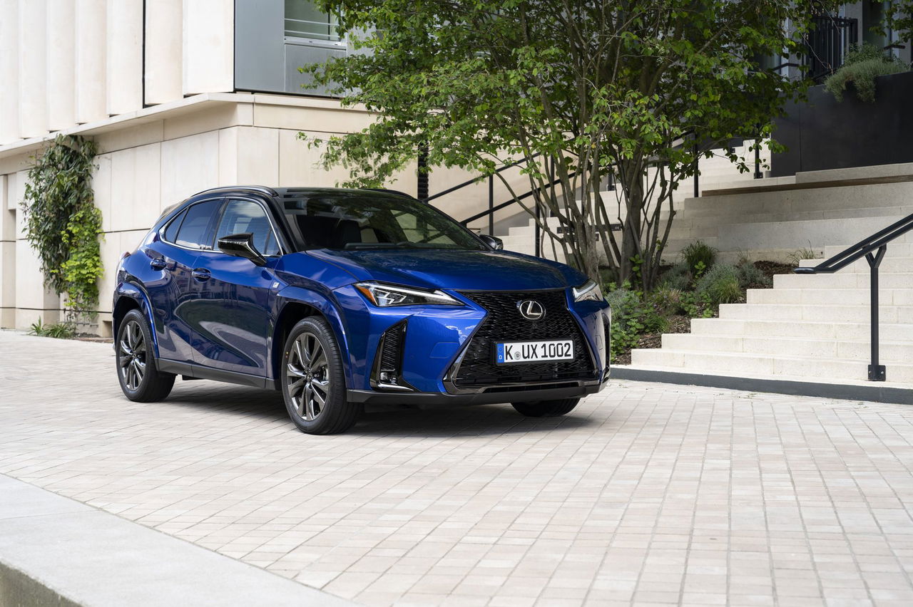 Vista dinámica del Lexus UX 300h que muestra su diseño frontal y perfil lateral.