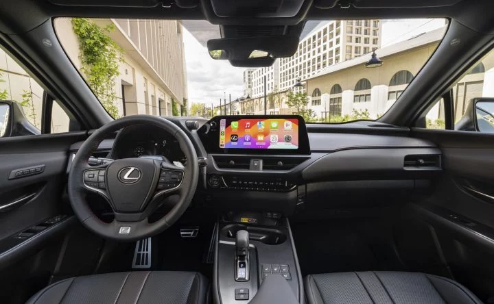 Vista del habitáculo del Lexus UX 300h, destacando su tecnología y acabados.