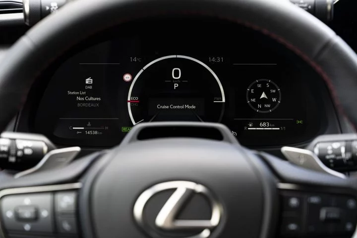 Vista del volante y cuadro de instrumentos del Lexus UX 300h, destacando su ergonomía y tecnología.