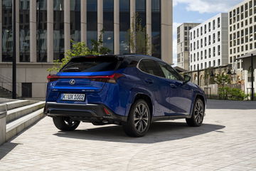 Vista dinámica del Lexus UX 300h que resalta su diseño renovado.