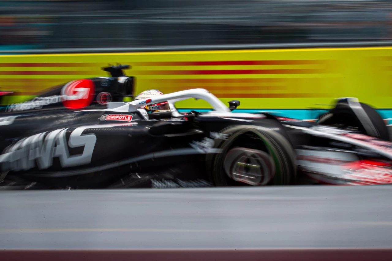 Kevin Magnussen al volante de su monoplaza en el sprint de Miami 2024