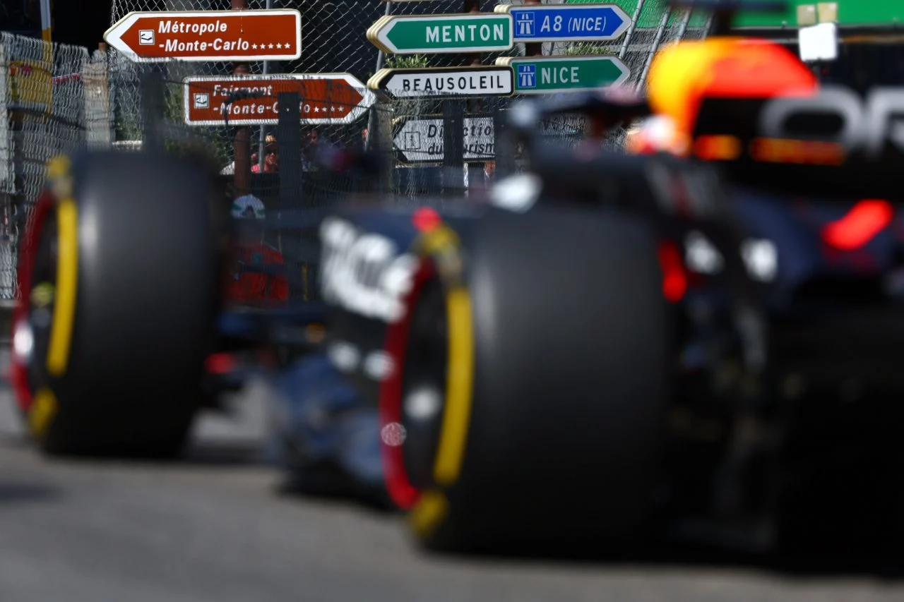 Red Bull Racing RB en acción durante el GP de Mónaco 2024, con Verstappen al volante.