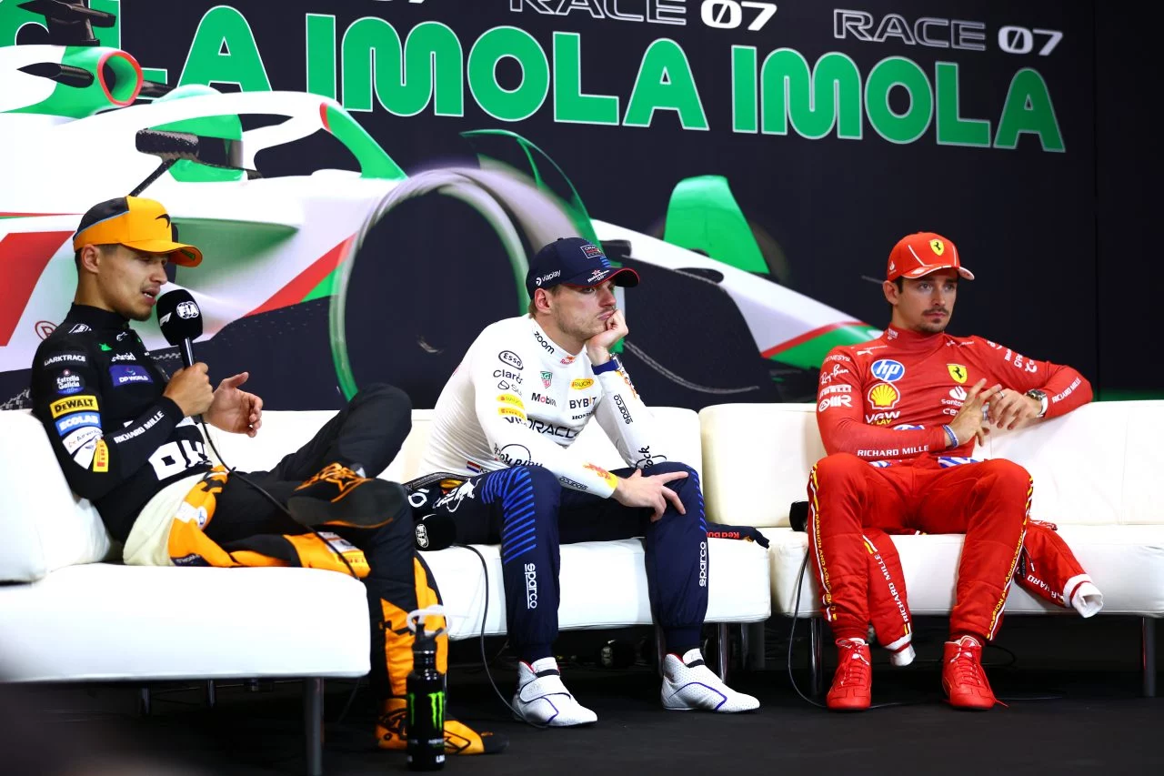 Pilotos de McLaren y Red Bull en la sala de prensa de Imola.