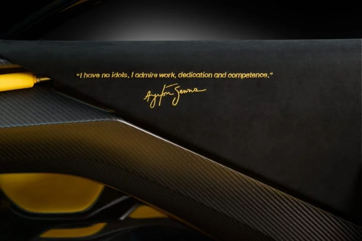 Detalle interior del McLaren Senna con una inscripción homenaje a Ayrton Senna