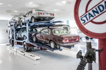 Imponente portacoches Mercedes transportando modelos clásicos de la marca.
