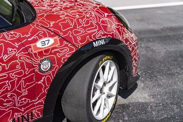 Vista lateral del MINI JCW en 24H de Nürburgring, destacando su diseño dinámico y neumáticos de competición