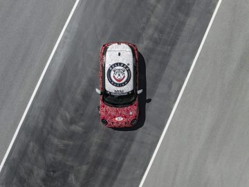 Vista superior Mini JCW en circuito de Nürburgring, destaca su diseño exclusivo.