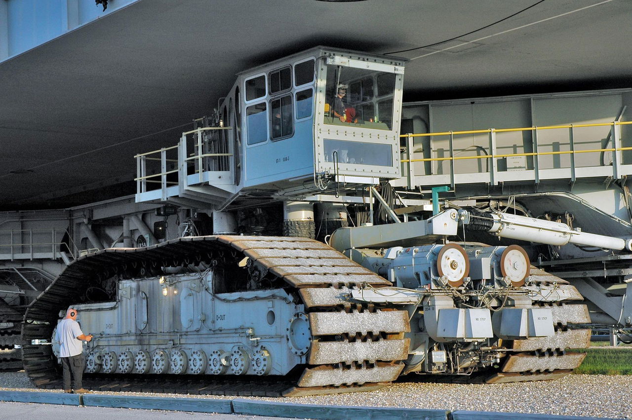 Vista lateral NASA Crawler-Transporter en acción