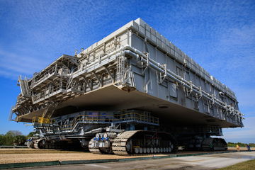 Vista lateral del NASA Crawler-Transporter, coloso del transporte espacial.