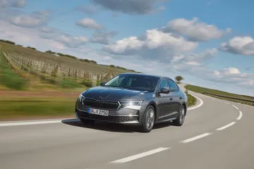 Ángulo dinámico del Škoda Octavia en movimiento, mostrando líneas elegantes.