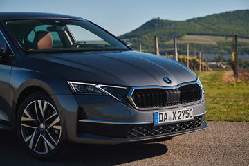 Vista frontal del Skoda Octavia con detalles de diseño actualizados.