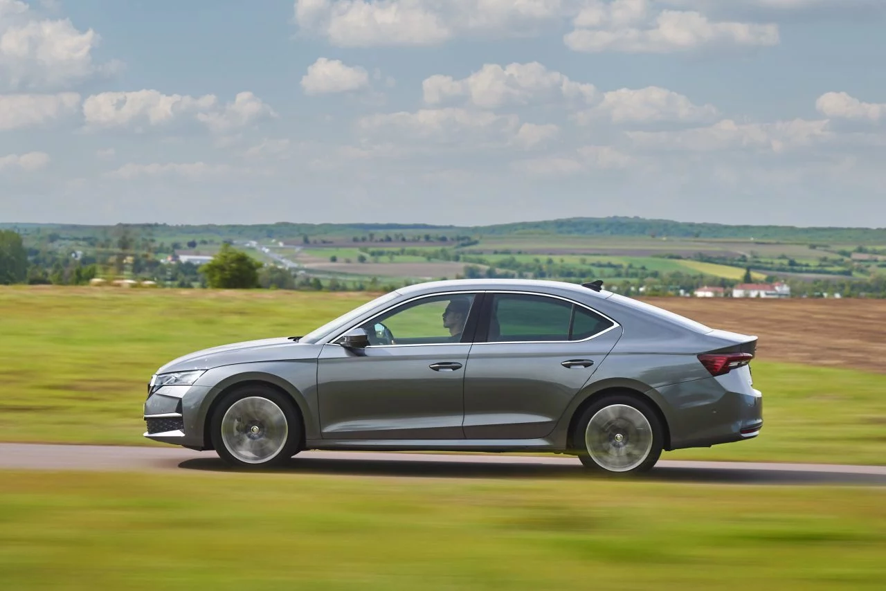 El Skoda Octavia en movimiento, mostrando su silueta ágil y refinada.