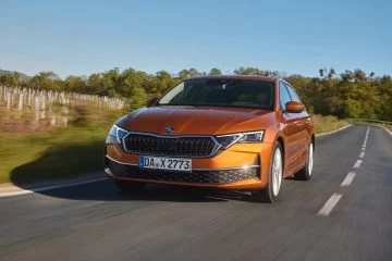 El Škoda Octavia en movimiento, mostrando su diseño dinámico y elegante.