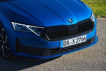 Frontal del Skoda Octavia, destacando su parrilla y diseño de faros.