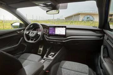 Cabina del Skoda Octavia con sistemas de microhibridación y ChatGPT.