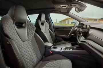 Interior del Octavia mostrando asientos premium y detalles cuidados