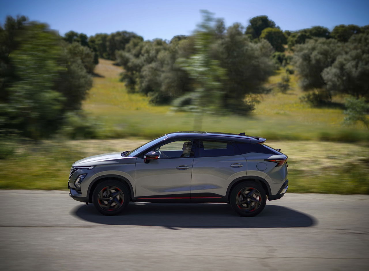 Vista lateral del Omoda 5, mostrando su diseño SUV contemporáneo.