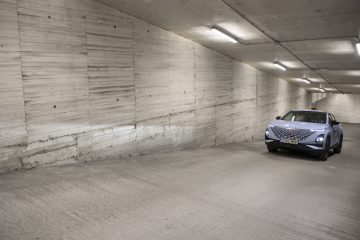Imagen dinámica del SUV Omoda 5 destacando su diseño imponente y moderno.