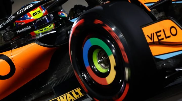 Detalle lateral del McLaren en pista con neumáticos Pirelli.