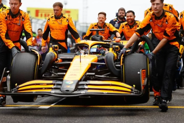 Vista en acción del McLaren de F1 con Piastri al volante, enfocado, listo para la carrera.