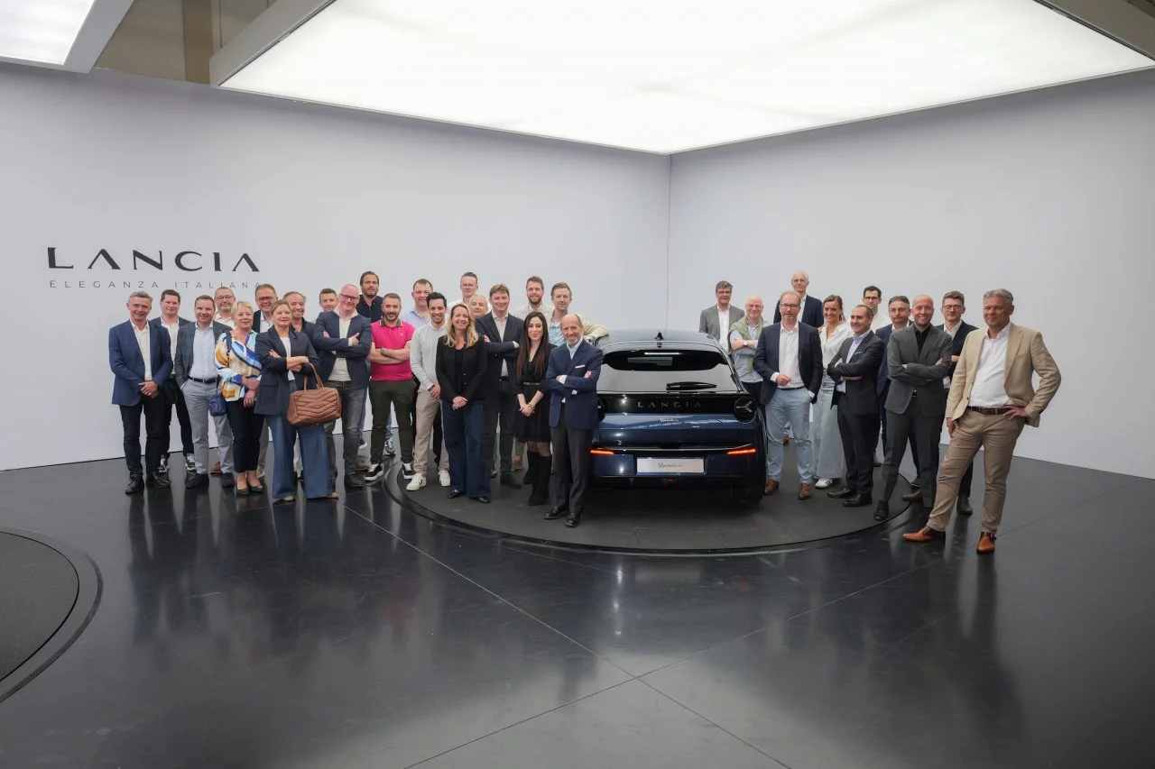 Vista trasera y lateral de un Lancia durante su presentación en España.