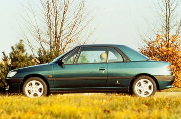 Vista lateral del Peugeot 306 Cabrio, un clásico de elegancia y diseño atemporal.