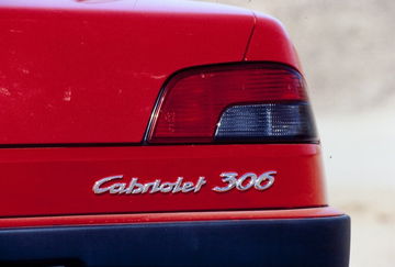 Vista de la zaga del Peugeot 306 Cabrio destacando su diseño y badging.