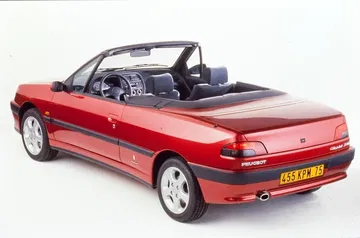 Vista angular trasera del Peugeot 306 Cabrio, destacando su diseño clásico.