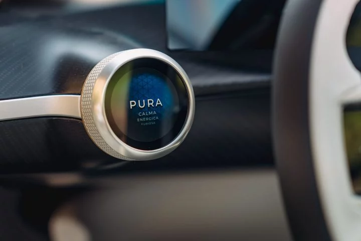 Detalle de la instrumentación del Pininfarina PURA Vision, elegancia y tecnología.