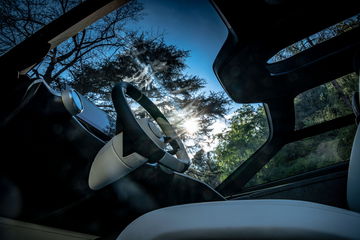 Interior del Pininfarina PURA Vision, destacando su techo panorámico.