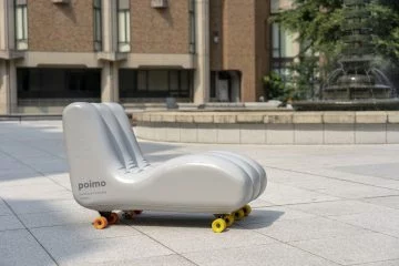 Sillón hinchable Poimo con ruedas de patinete incorporadas, explorando movilidad urbana.