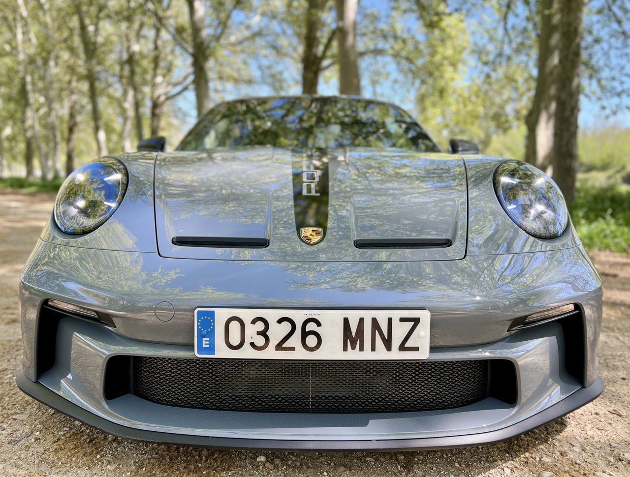 Vista frontal del Porsche 911 GT3 Touring destacando su diseño y aerodinámica.