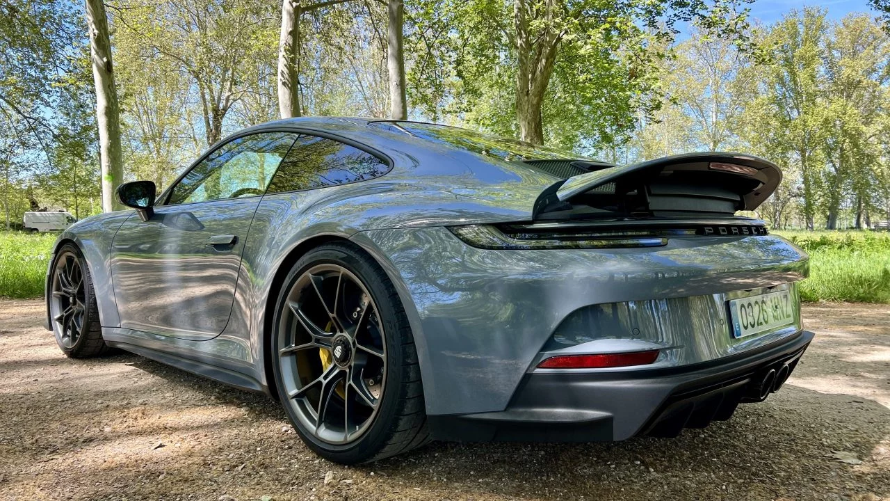 Vista trasera y lateral del Porsche 911 GT3 Touring mostrando su icónico alerón y líneas aerodinámicas.