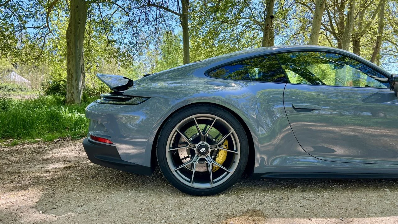 Vista lateral del Porsche 911 GT3 Touring destacando su deportividad y llantas de diseño exclusivo