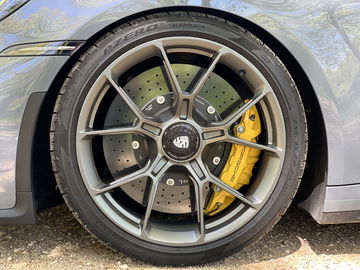 Vista cercana de la rueda del Porsche 911 GT3 Touring, destacando frenos y llantas.