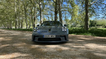 Vista frontal del Porsche 911 GT3 Touring destacando su diseño aerodinámico.