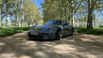 Porsche 911 GT3 Touring mostrando su imponente frontal y línea lateral.