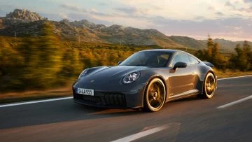 Silueta inconfundible del Porsche 911 con su característico diseño deportivo.