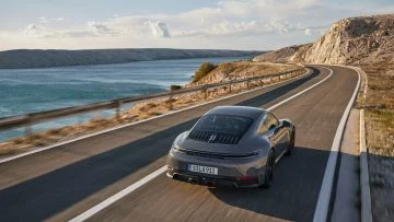 El Porsche 911 Hybrid conquistando la carretera con su estampa inconfundible.