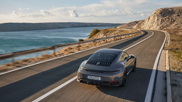 El Porsche 911 Hybrid conquistando la carretera con su estampa inconfundible.