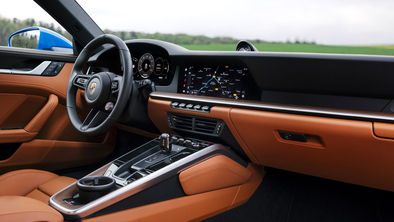 Vista de la lujosa cabina del Porsche 911 Hybrid con acabados premium.