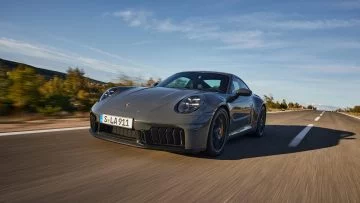 Vista angular del Porsche 911 Hybrid, promesa de rendimiento y eficiencia.