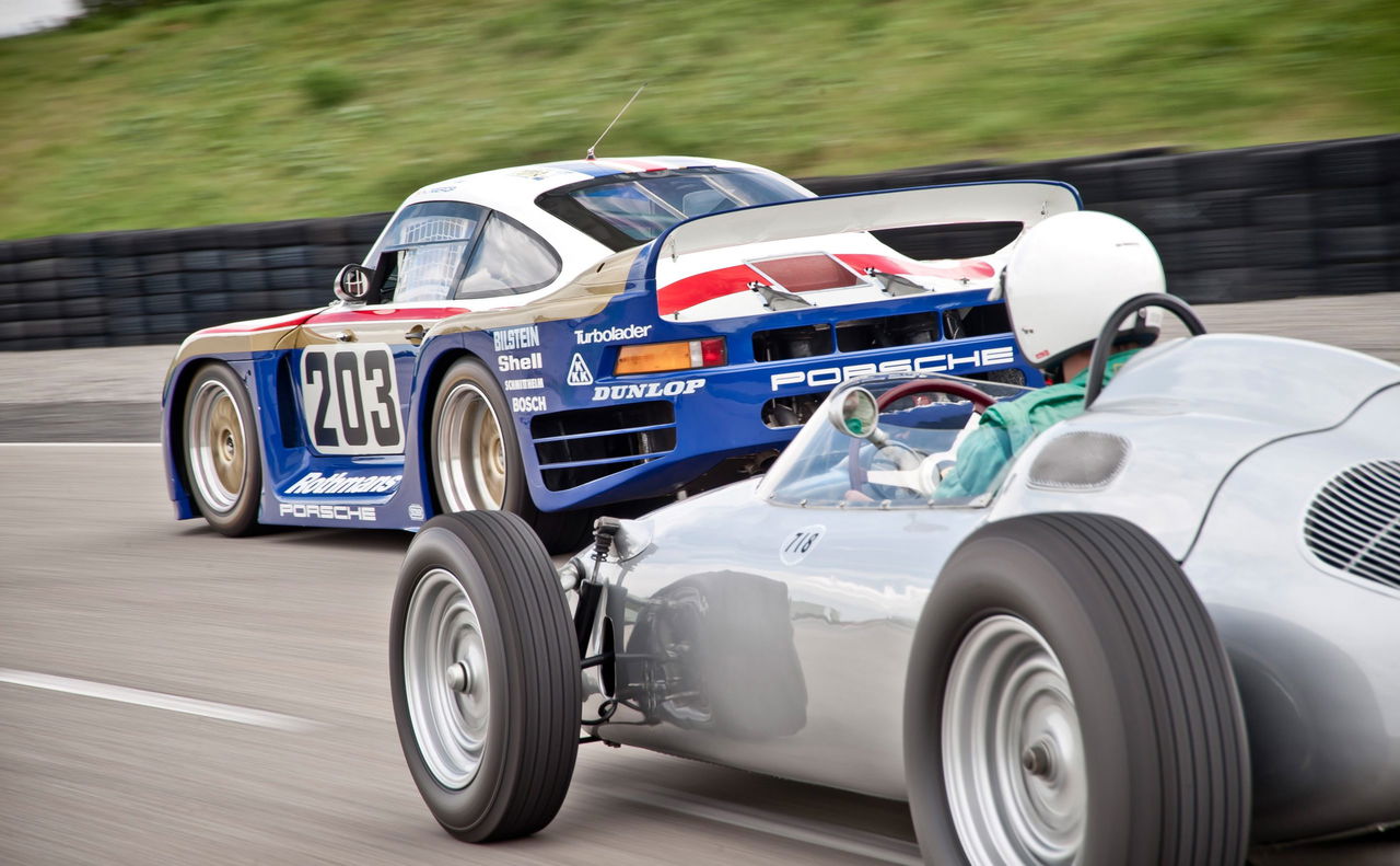 Porsche 961 en acción, mostrando su perfil lateral y trasera emblemáticos en Le Mans.