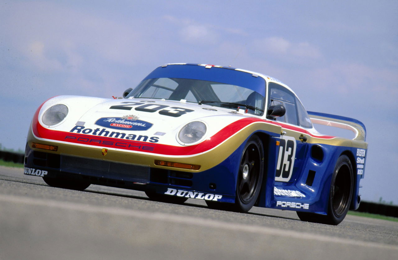 Porsche 961 en toda su gloria deportiva, perfilando curvas en Le Mans.