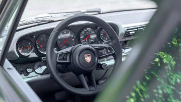 Vista parcial del interior del Porsche 993 resaltando su volante y cuadro de instrumentos.