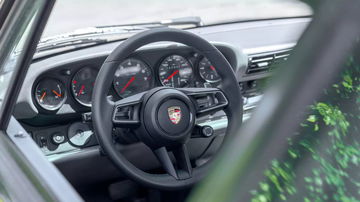 Vista parcial del interior del Porsche 993 resaltando su volante y cuadro de instrumentos.