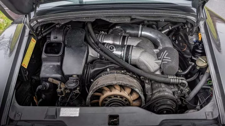 Vista detallada del motor modificado de un Porsche 993, una joya mecánica.