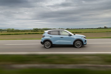 Vista dinámica del Citroën C3 en movimiento, destacando su silueta lateral.