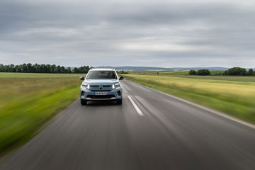 Vista dinámica del Citroën C3 encarando la carretera