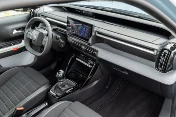 Vista parcial del interior del Citroën C3, enfocando detalles y acabados.